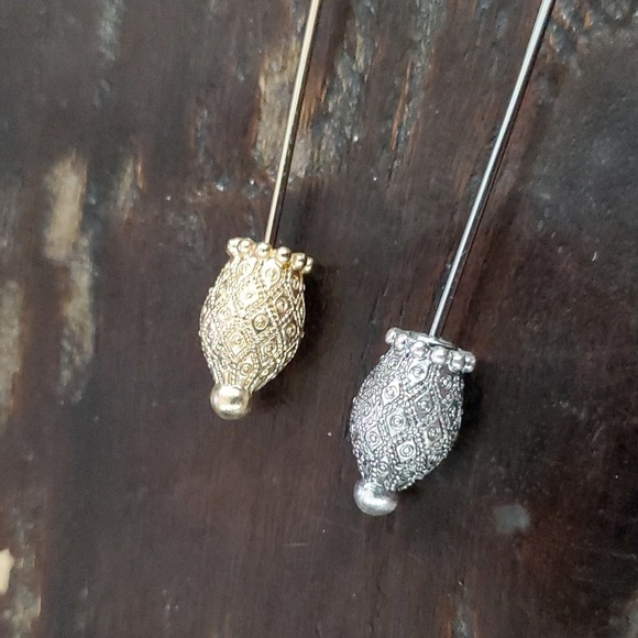 BUNDLE LOT SET TWO PINS... SILVER LARA PIN GOLD DORA PIN - Picture 4 of 7